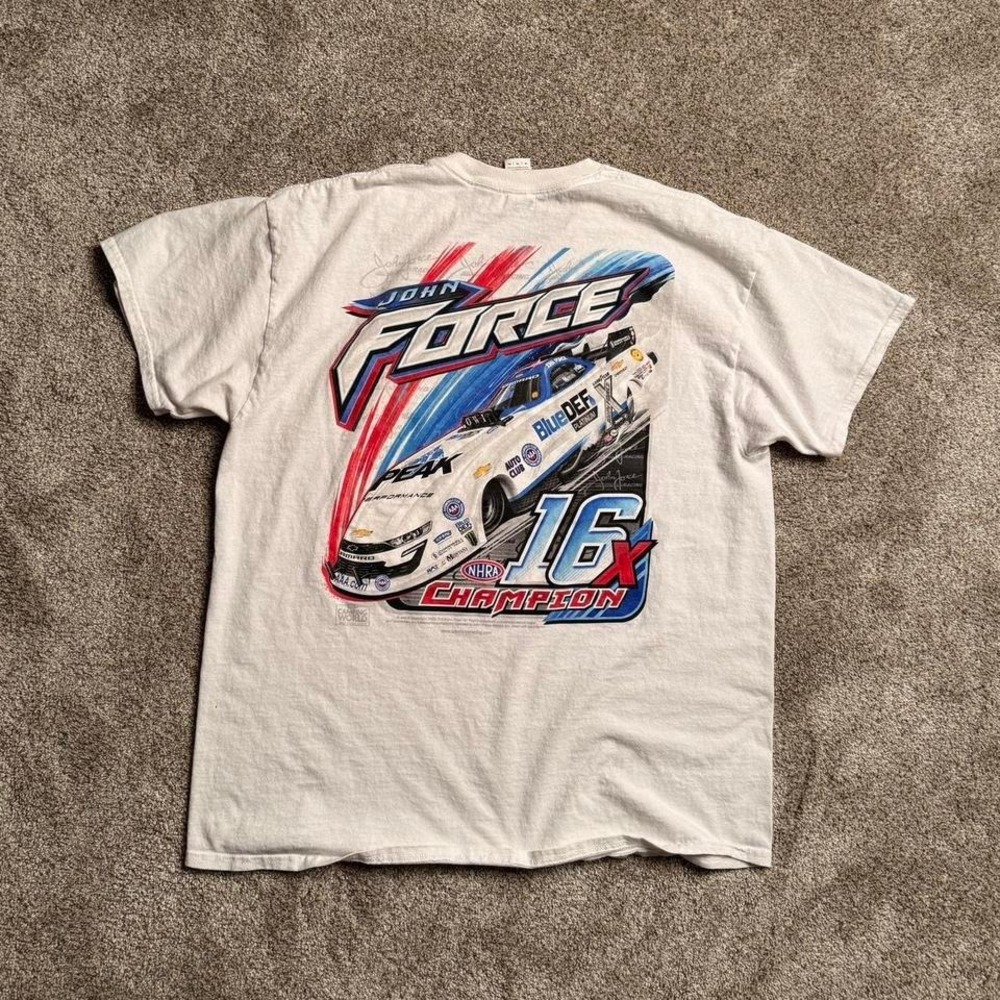 WHITE GILDAN "JOHN FORCE" GRAPHIC TEE